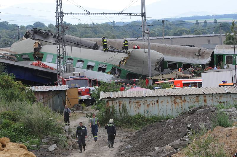 Zaklíněná lokomotiva na místě tragické nehody rychlíku EuroCity ve Studénce na Novojičínsku, snímky z 9-8. srpna 2008