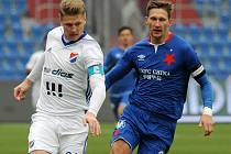 Obránce Václav Procházka v dresu Baníku Ostrava (vlevo).