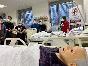 V nemocnicích chybí lidé. Červený kříž v Ostravě bleskově školí dobrovolníky.