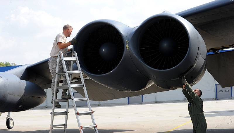 Dva legendární bombardéry B 52 přistály v úterý na Letišti Leoše Janáčka Ostrava. Obří stroje patří mezi největší atrakce letošního ročníku akce Dny NATO.