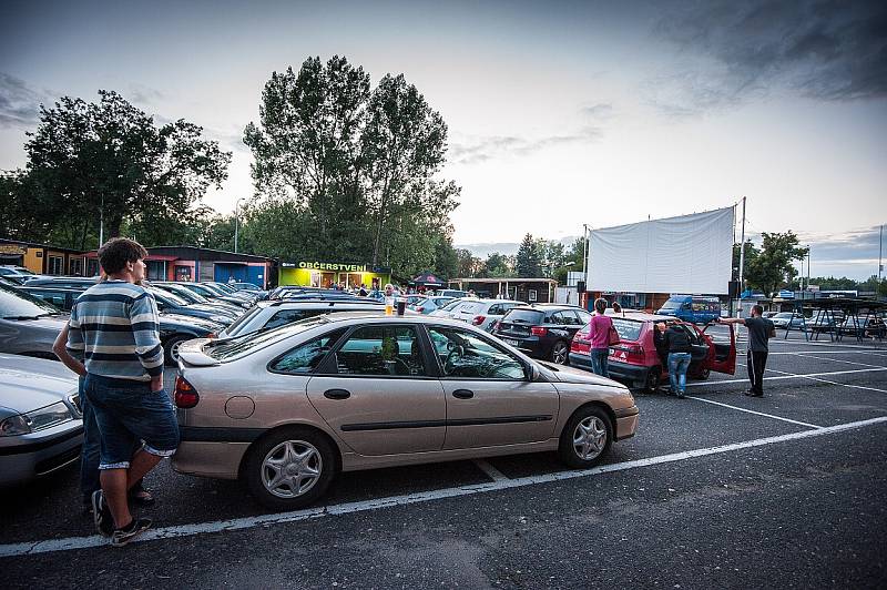 Autokino v areálu autoburzy ve Vítkovicích. 