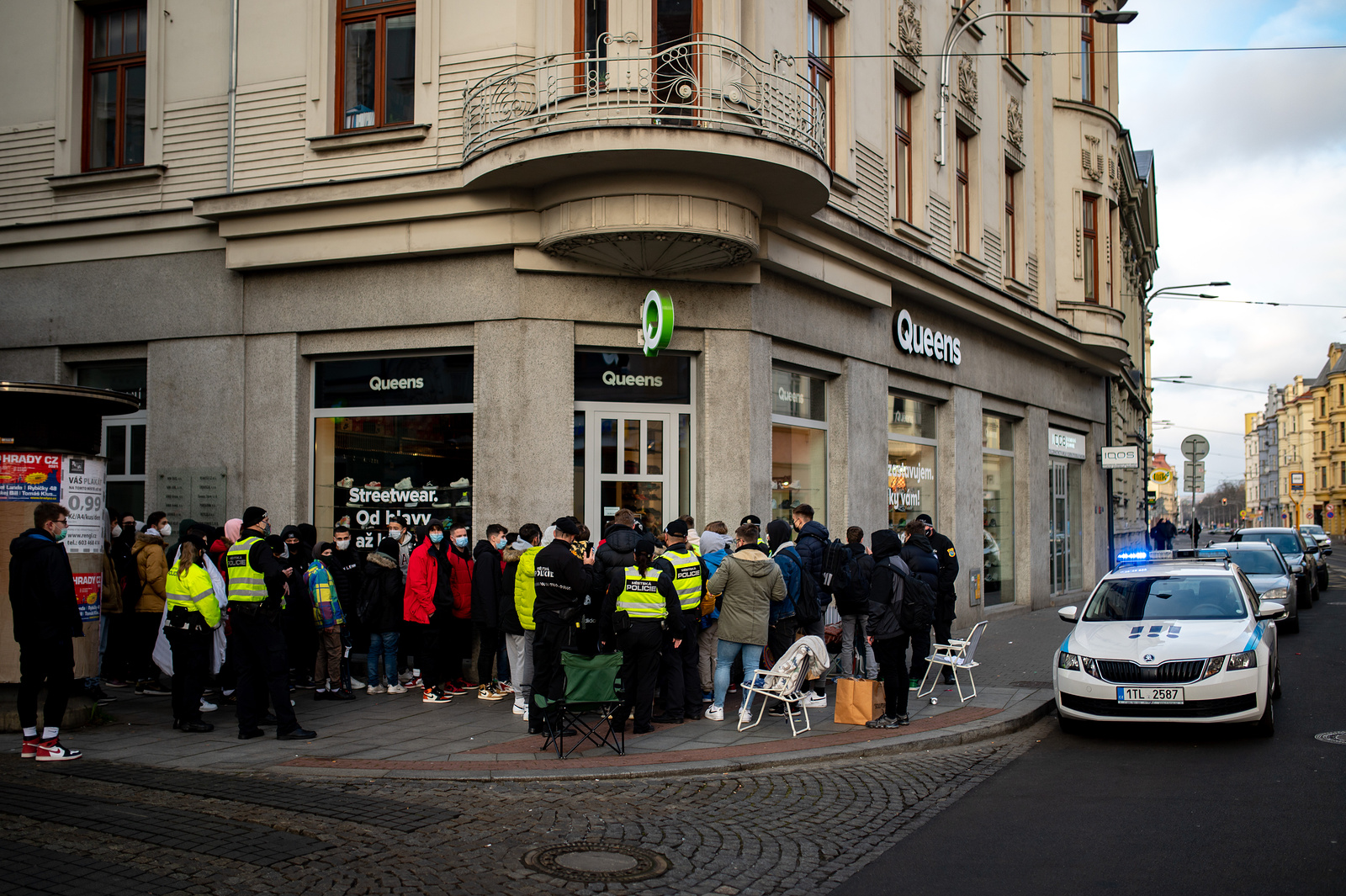 Šílenství v Ostravě kvůli limitované edici. Lidé čekali na boty přes noc -  Karvinský a havířovský deník
