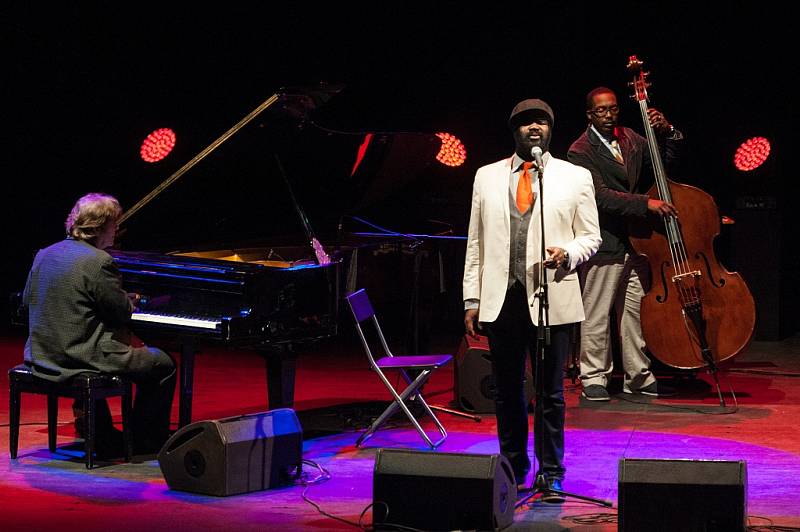 Gregory Porter se v Gongu s tóny doslova mazlil a rozdával pohodu plnými doušky