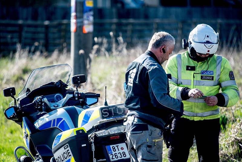 Kontrolní akce Policie ČR na dodržování pravidel při jízdě a přes železniční přejezdy, Polanka nad Odrou, 27. března 2019 v Ostravě.