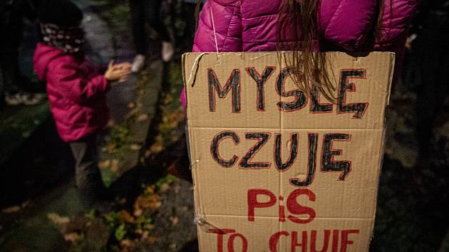 Transparent s nápisem: „Myslím, cítím, PiS jsou chuji! (PiS = Prawo i Sprawiedliwość, politická strana)“