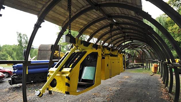 Takzvané lapidárium těžkých důlních strojů obklopuje parkoviště v areálu Landek parku.