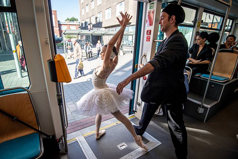 Balet Národního divadla moravskoslezského (NDM) předvedl ukázku z baletu Coppélia a Rossiniho karty v tramvajích městské hromadné dopravě (DPO), 3. září 2020 v Ostravě.