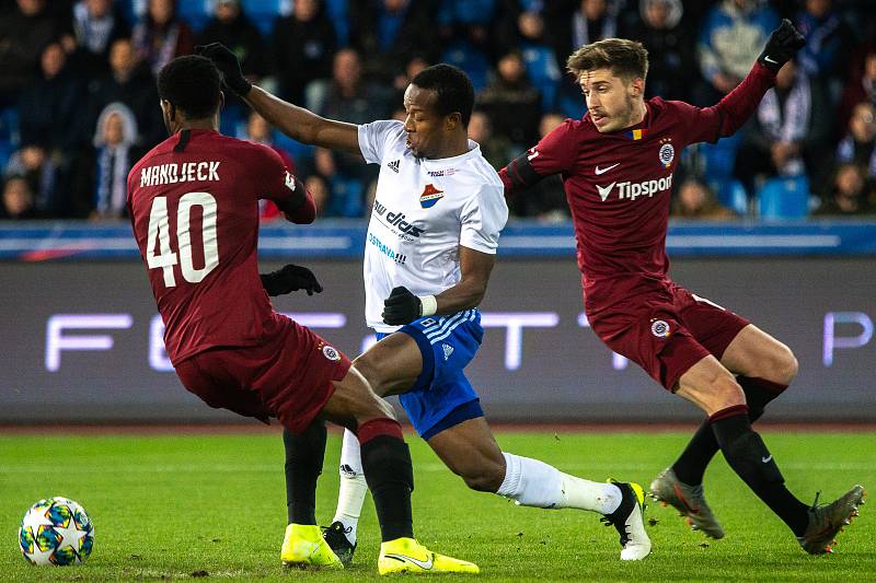 Utkání 20. kola první fotbalové ligy: Baník Ostrava - Sparta Praha, 14. prosince 2019 v Ostravě. Na snímku zleva Mandjeck Georges Constant, Dame Diop, Michal Sáček.