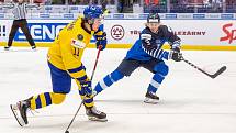 Mistrovství světa hokejistů do 20 let, zápas o 3. místo: Švédsko - Finsko, 5. ledna 2020 v Ostravě. Na snímku (zleva) Samuel Fagemo (SWE), Anttoni Honka (FIN).