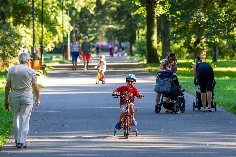 Lidé užívající si víkend v Komenského sadech a u řeky Ostravice, 1. srpna 2020.