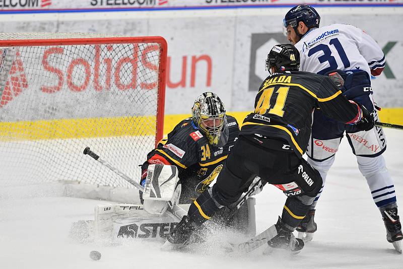 Utkání 40. kola hokejové extraligy: HC Vítkovice Ridera - HC Litvínov, 22. ledna 2023, Ostrava. (zleva) Jindřich Abdul z Litvínova, Radim Šalda z Litvínova a Dominik Lakatoš z Vítkovic.