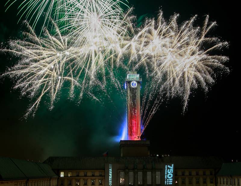 Ostrava ve středu 29. listopadu si naposledy připomněla 750 let od první zmínky o městě. A tečku za oslavami udělala vskutku impozantní. Vyvrcholením večera byl velkolepý ohňostroj.