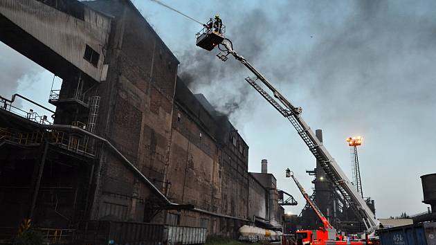 Zásah hasičů u požáru v ostravské huti ArcelorMittal.