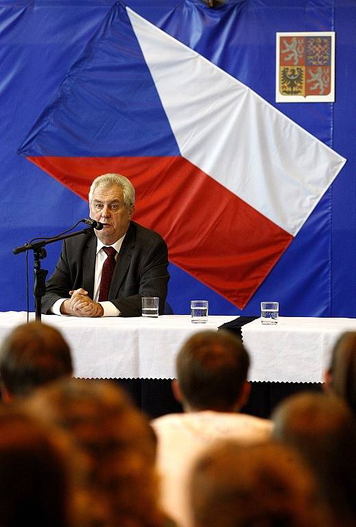 Prezident Miloš Zeman debatoval i se studenty gymnázia Hladnov.  