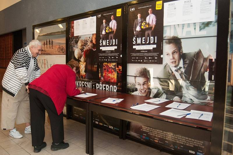 Premiéra filmu Šmejdi o nekalých praktikách prodejců, které používají na předváděcích akcích v kině Luna.