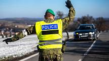 Policisté a vojáci při kontrole protiepidemických opatření omezující volný pohyb mezi okresy, březen 2021 v Trojanovicích.