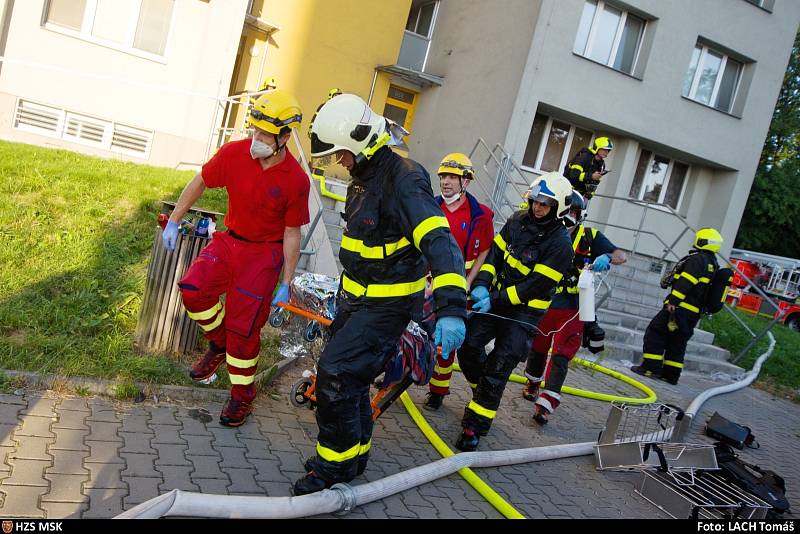 Zásah hasičů při tragickém požáru v Bohumíně, srpen 2020.