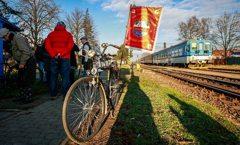 Nadšenci z Klubu českých velocipedistů z Ostravy-Hrabové dnes na vlakovém nádraží ve Vratimově převzali betlémské světlo a rozváželi jej dál po městě. Na starých bicyklech, dvoukole i „kostitřasu“.