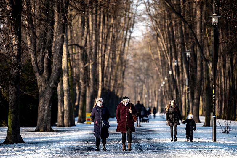 Lidé využili slunečného počasí k trávení času v Komenského sadech a okolí. 21. února 2021 v Ostravě.