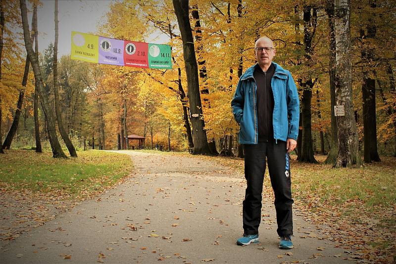 Křížová cesta, Bělský les, podzim 2021, Ostrava. Na snímku iniciátor vzniku brány do lesa Rostislav Bažanowski.