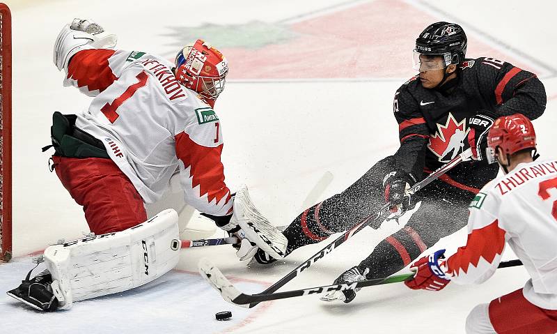 Mistrovství světa hokejistů do 20 let, finále: Rusko - Kanada, 5. ledna 2020 v Ostravě. Na snímku (zleva) brankář Ruska Amir Miftakhov, Akil Thomas.