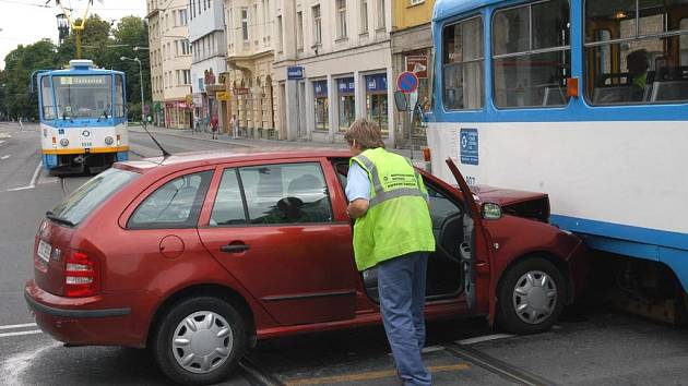 Nehoda osobního auta a tramvaje na křižovatce Českobratrské a Nádražní ulice v centru Ostravy