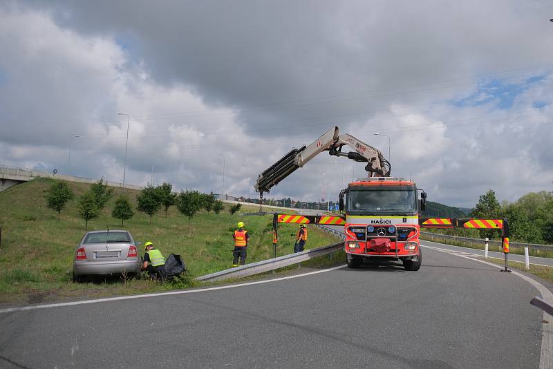 Bezpečnostní dodávka se na přivaděči k D1 střetla s autem. U nehody zasahovali hasiči.