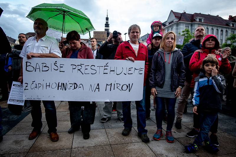 Demonstrace za nezávislou justici a proti vládě na Masarykově náměstí v Ostravě, 28. května 2019.