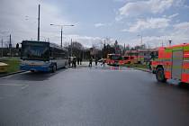 Čtyři jednotky hasičů zasahovaly ve čtvrtek 8. dubna odpoledne u požáru motoru naftového autobusu Irisbus, který stál na okraji dopravního terminálu v Ostravě-Hranečníku.