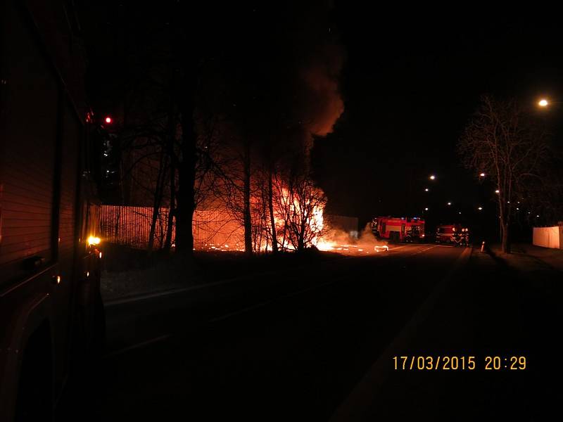 Škodu za přibližně půl milionů korun způsobily plameny, které v úterý v noci zachvátily nákladní vůz s přívěsem zaparkovaný v Lihovarské ulici v Ostravě-Kunčičkách.
