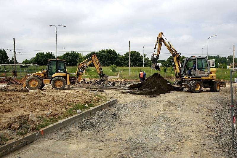 Stavba terminálu Dubina se potýká s problémy s podložím. Přestupní uzel by měl být v provozu od září.