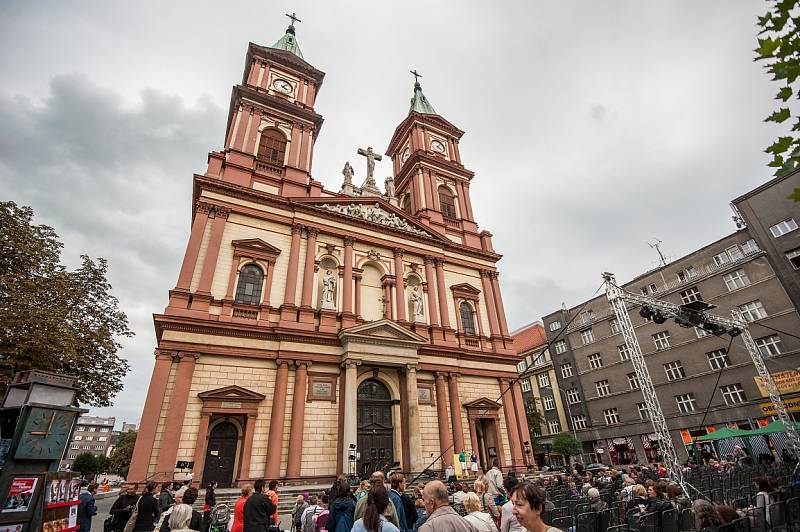 Zahájení divadelní sezóny na náměstí Msgre. Šrámka v Ostravě.