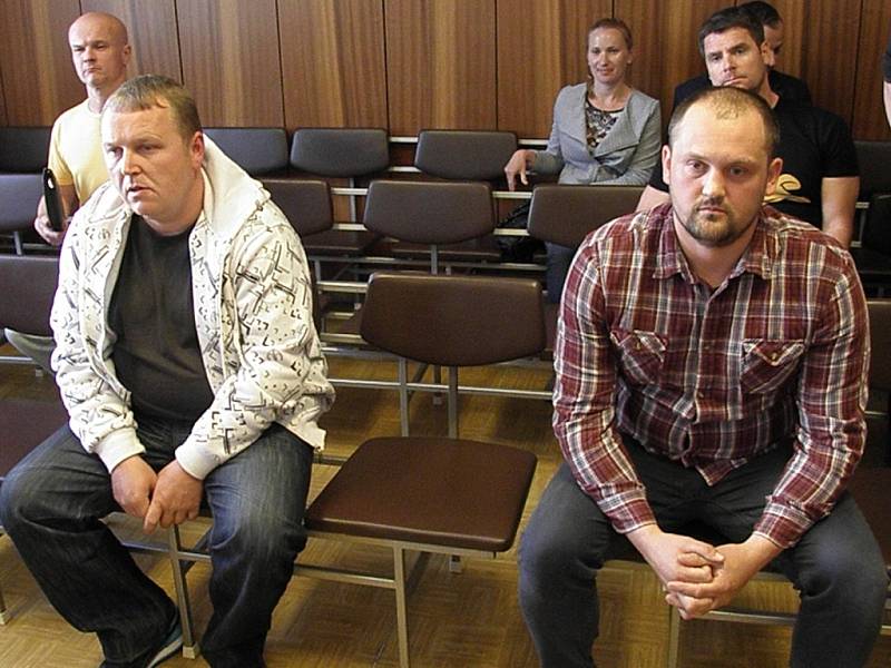 V případu figurují Marek Ženíšek (vlevo) a Petr Hlava. První z nich byl již pravomocně odsouzen k pěti rokům vězení. Hlava byl v rámci třetího procesu zproštěn obžaloby. Tento verdikt ale vrchní soud zrušil. Hlavu nyní čeká nový proces.  
