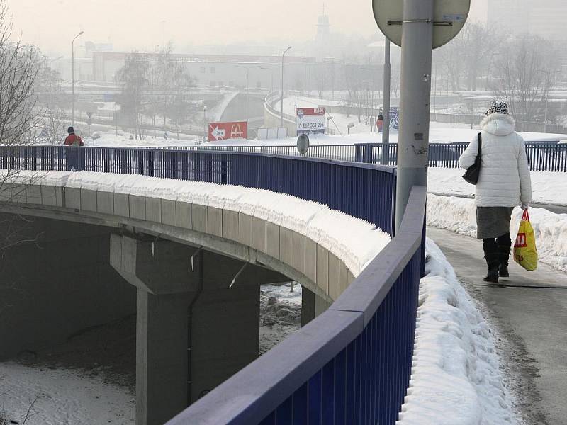 Patnáctiletá školačka se chtěla zabít skokem z Frýdlantských mostů v centru Ostravy.