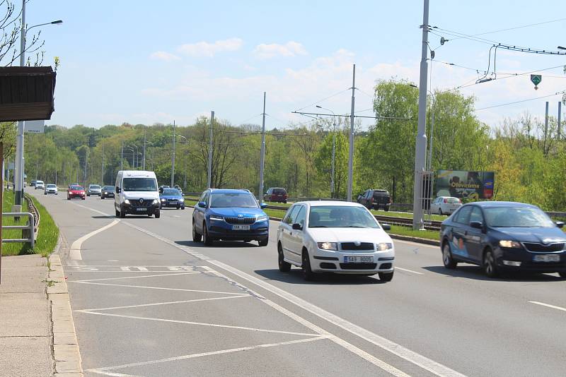 Ulice 28. října je jedním ze dvou hlavních dělících koridorů v Nové Vsi.