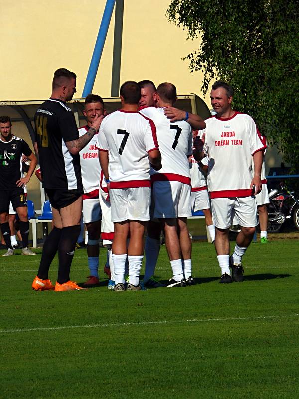 Hokejové a fotbalové osobnosti Šachtar BO Ostrava pomohly v Bohumíně malému Kubíkovi. Na snímku Jaroslav Kubinski.