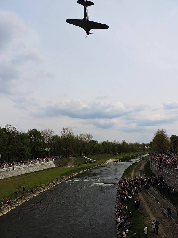 Oslavy 70. výročí osvobození v Ostravě objektivem čtenářů Deníku.