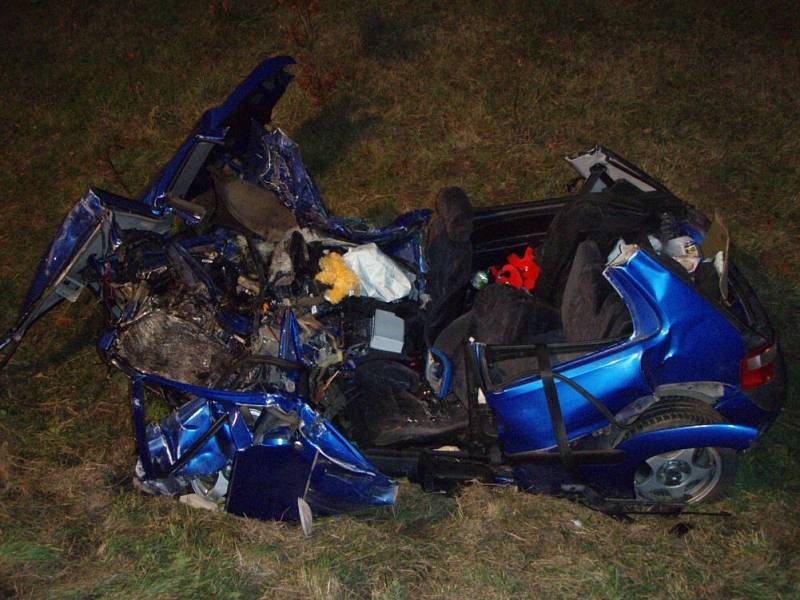 Z Citroenu Saxo zůstalo opravdu jen torzo. Řidič, který jel v autě sám, nehodu nepřežil.