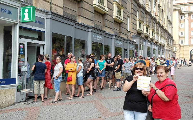 Majitelky vstupenek na výjimečné vystoupení odcházejí z Hlavní třídy šťastné... což se o všech lidech za nimi říci nedá.