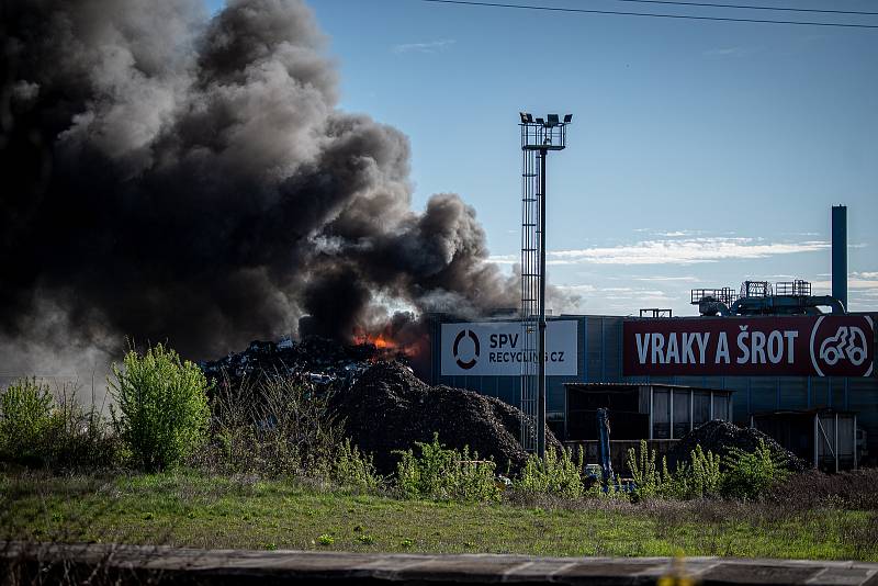 Kvůli pondělnímu (10. května 2021) požáru v areálu autovrakoviště v Ostravě-Vítkovicích byl vyhlášen zvláštní stupeň poplachu. Hustý kouř byl od rána viditelný už zdaleka.