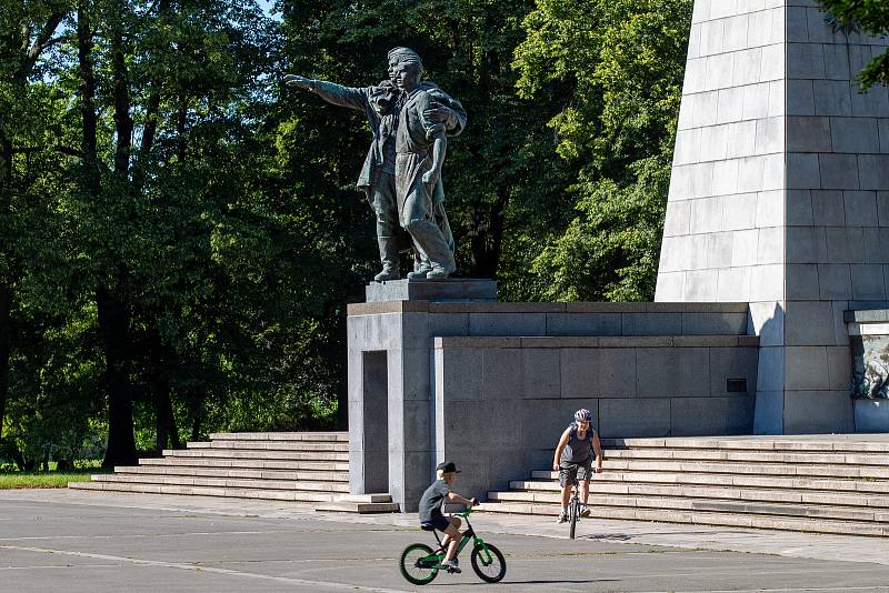 Lidé užívající si víkend v Komenského sadech a u řeky Ostravice, 1. srpna 2020.