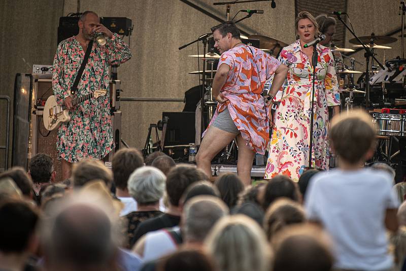 Open air koncert kapely Monkey Business v rámci Barrák music hradu, který se uskutečnil na Sleszkoostravském hradě, 1. července v Ostravě.