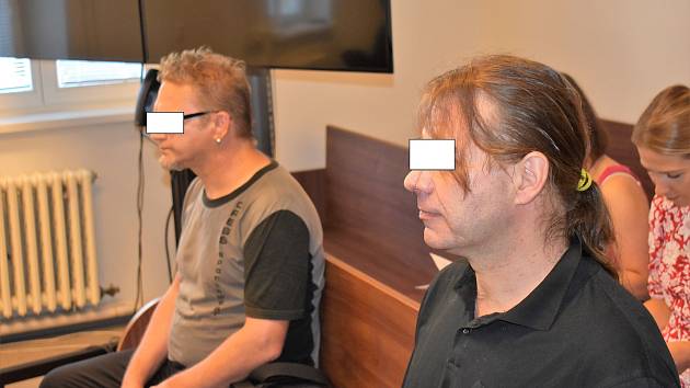 Oba muži (na snímku z jednání u krajského soudu) si vyslechli rozsudek.