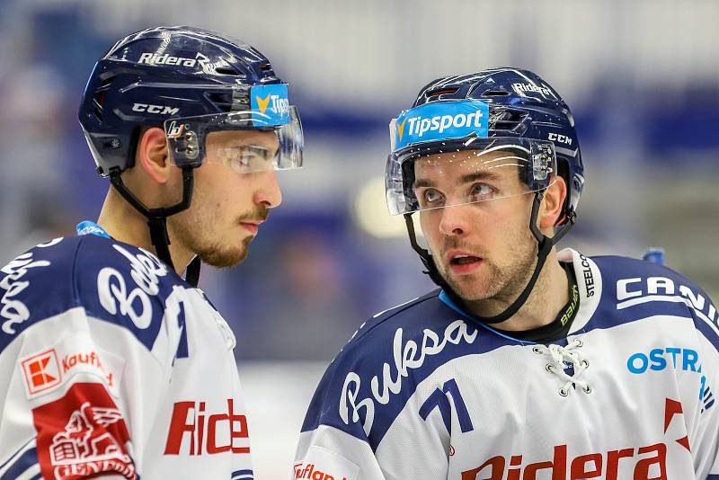 Utkání 39. kola hokejové extraligy: HC Vítkovice Ridera - Mountfield Hradec Králové, 24. ledna 2020 v Ostravě. Na snímku (zleva) Dominik Lakatoš, Roberts Bukarts.