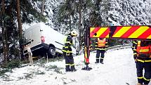 Dodávku Renault musel z porostu ve Starých Hamrech vyprostit až speciální vůz Bizon.