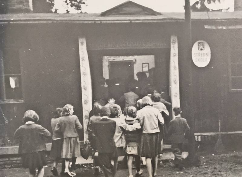 Jedni z prvních studentů, kteří v Krásném Poli zamířili do střední školy poté, co byly přejmenovány z někdejších měšťanek.