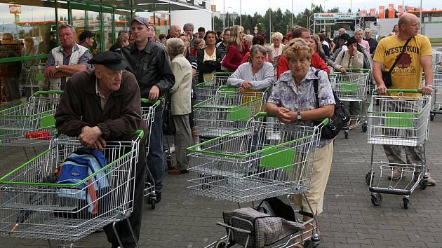 Nově zprovozněný hypermarket Globus v Ostravě přilákal hned od pátečního rána davy lidí.