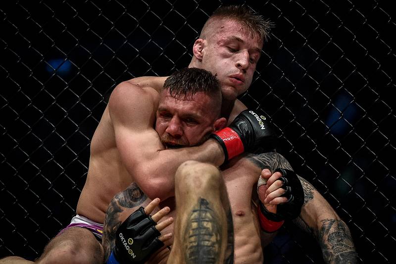 MMA Octagon 11 v Ostravar aréně, 16. března 2019 v Ostravě. Na snímku (v červeném) David Kozma proti Samuel Krištofič.