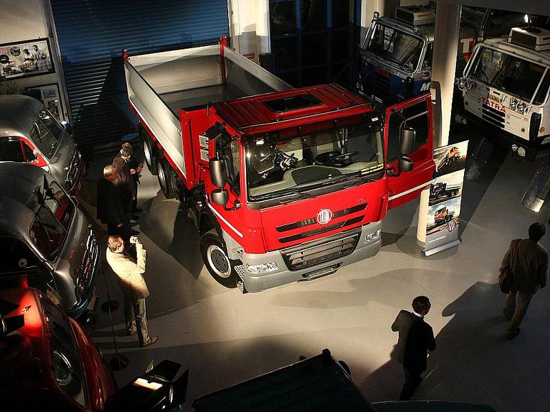 TATRA PHOENIX – to je název nového nákladního auta, které ve středu oficiálně představilo novinářům vedení kopřivnické automobilky.