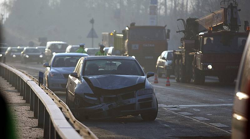 Hromadná nehoda devíti aut zkomplikovala ve středu ráno a dopoledne dopravu na frekventované Rudné ulici v Ostravě-Zábřehu.